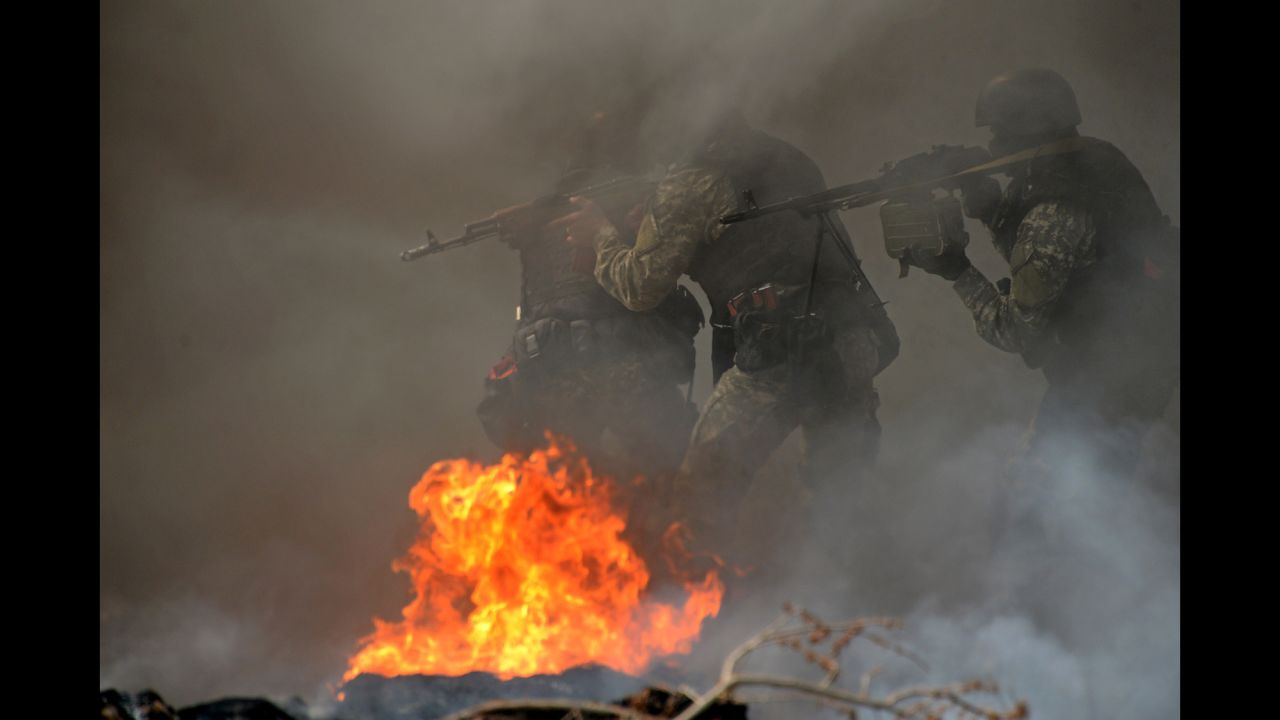 Ukrainian special forces take position at an abandoned roadblock in Slovyansk on April 24.