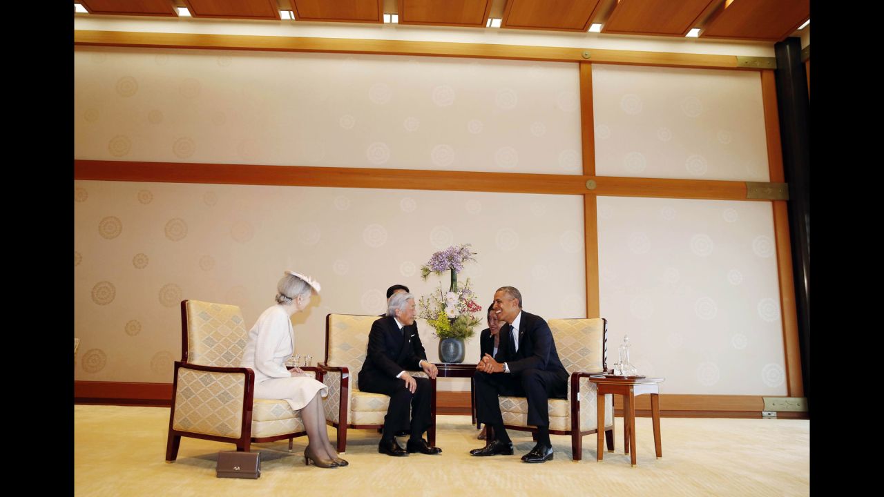 Obama meets with Japanese Emperor Akihito and Empress Michiko at the Imperial Palace.
