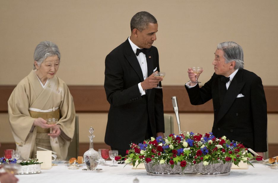 Obama toasts Emperor Akihito and Empress Michiko at the Imperial Palace.