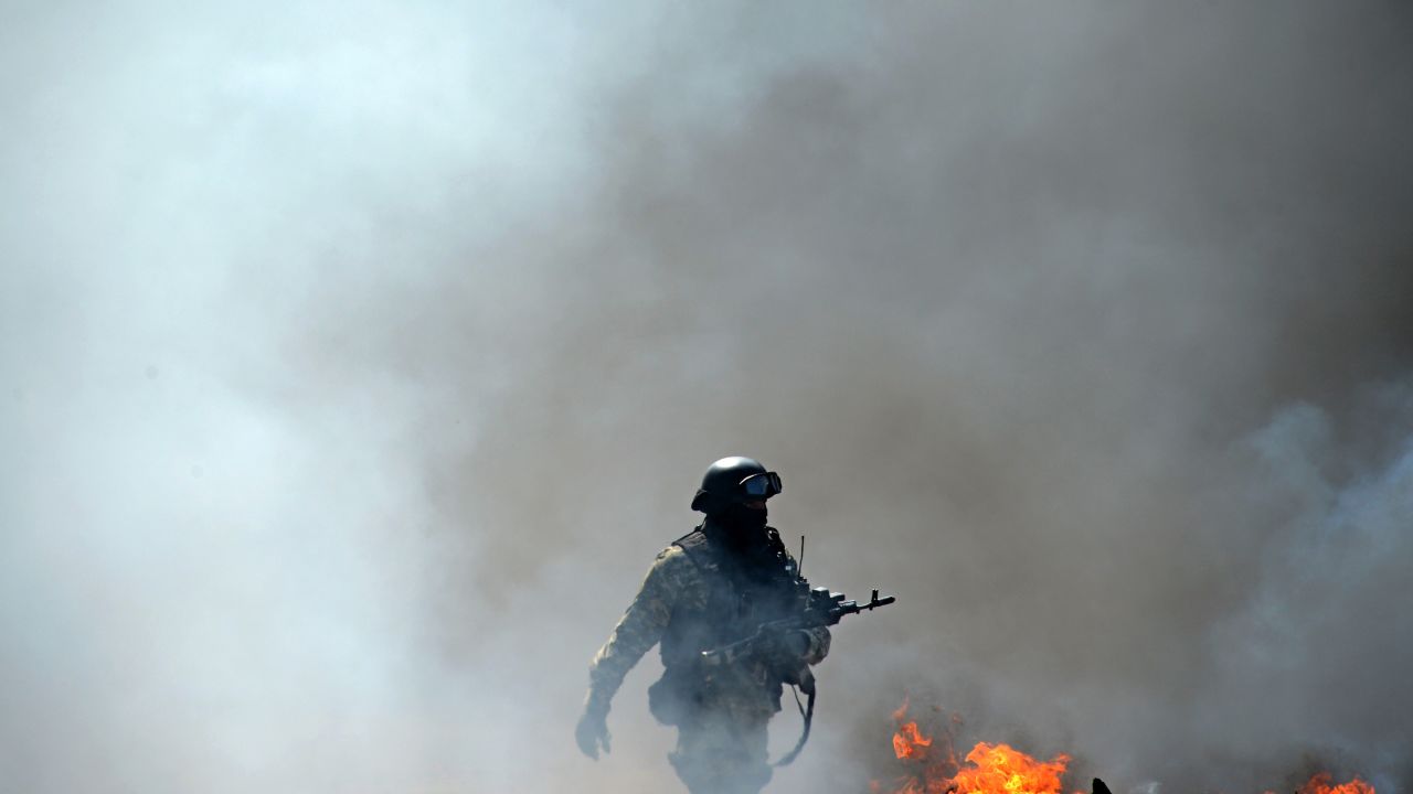 A member of the Ukrainian special forces takes position at an abandoned roadblock in the eastern Ukrainian city of Slavyansk on April 24, 2014.