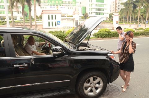A man drives up to Liu Xiao Mei's Antong Used Cars dealership to get a quick valuation on his car.