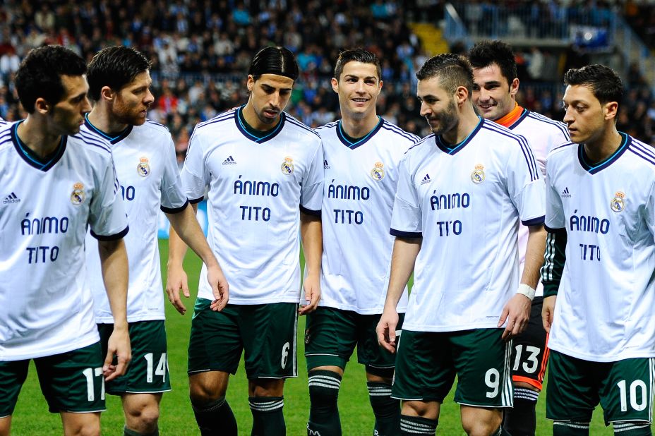 Vilanova's battle against cancer inspired support from the sporting world. In this photograph Real Madrid players show their support before a league game in 2012.