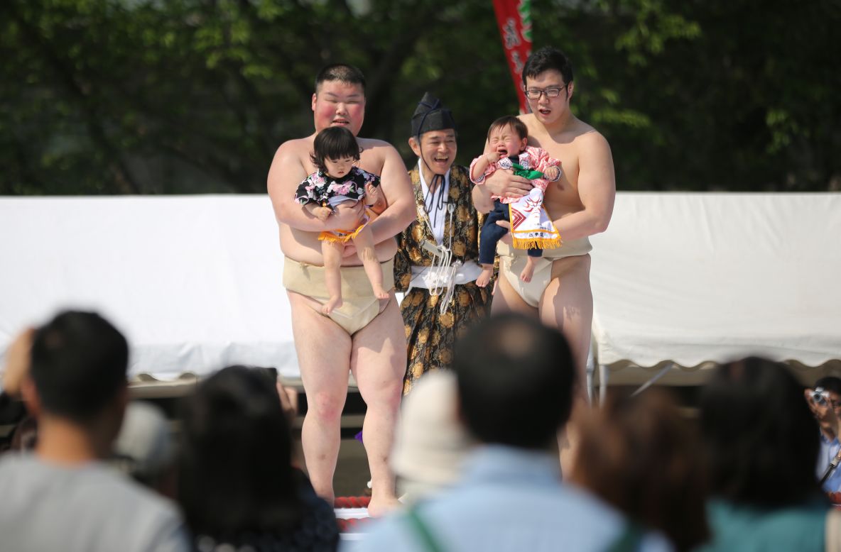 The sumo wrestlers assisting in this competition are college students. 