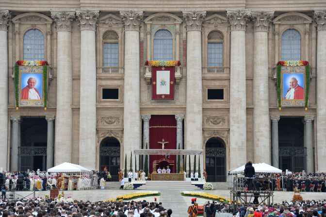Millones de personas se congregaron en el Vaticano para la ceremonia.