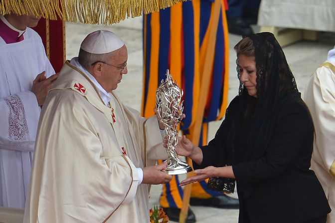 El papa Francisco y la costarricense Floribeth Mora, cuya curación fue el milagro que llevó a Juan Pablo II a la santidad.
