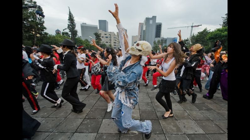 With more than 20 million people pulsing through its streets, Mexico City is well-positioned for record-setting. On August 29, 2009, nearly 14,000 people helped break the Guinness World Record for the biggest mass dance to Michael Jackson's "Thriller."