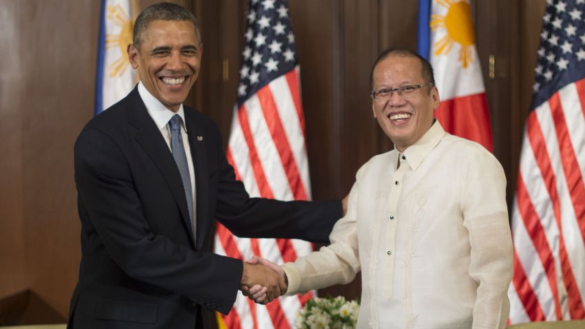 US President Barack Obama (L) shakes hands with Philippines President Benigo Aquino during a visit to the Malacanang Palace in Manila on April 28, 2014.