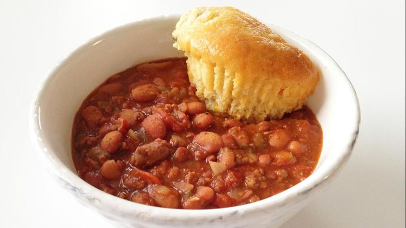 Got a hankering for chili? Try this one with extra-lean ground beef, veggies and home-cooked beans, which clocks in at 216.5 calories per 1 1/2-cup serving.