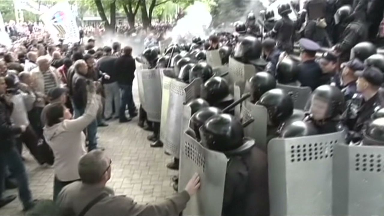 pkg damon ukraine donetsk may day clashes_00003920.jpg