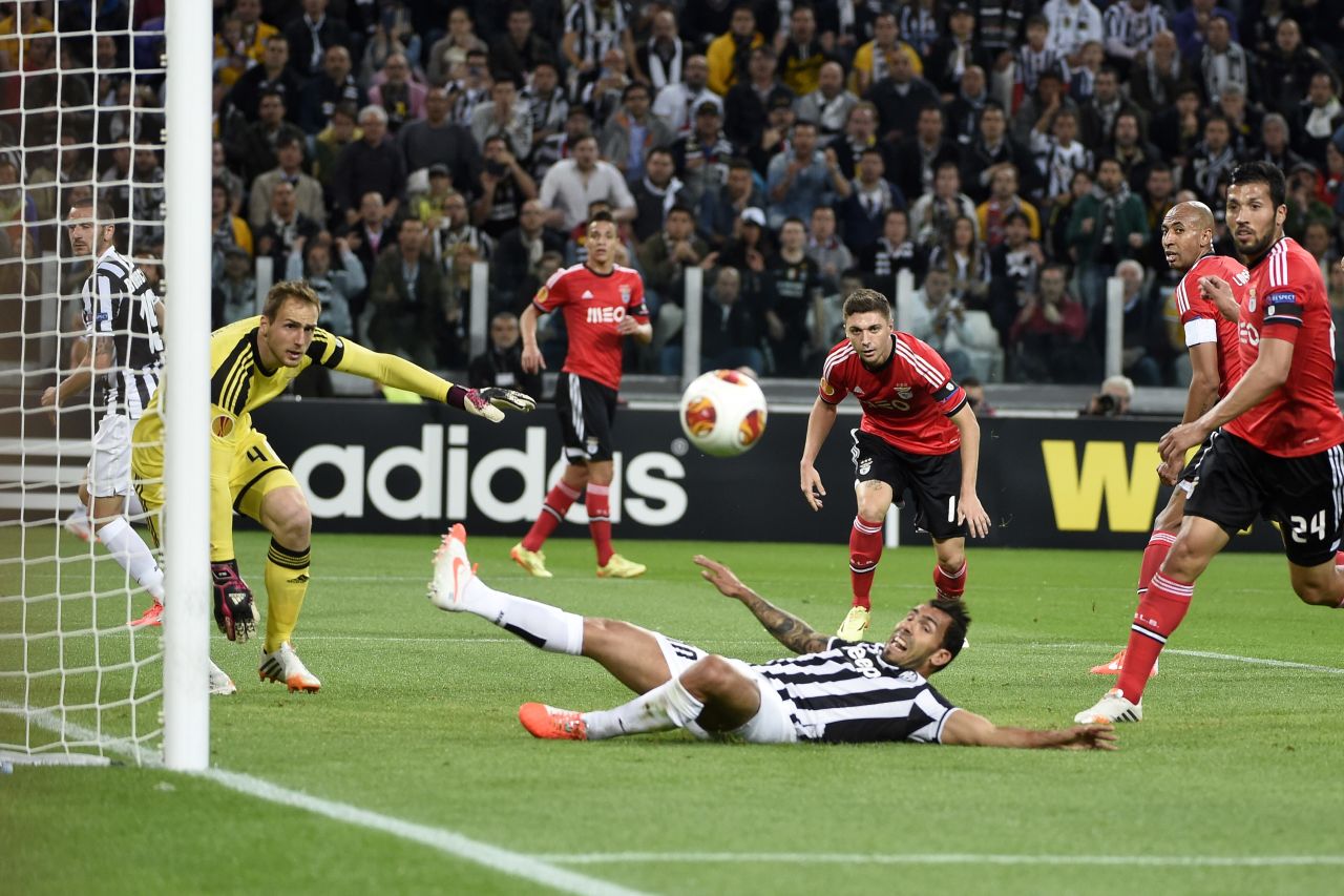 Carlos Tevez narrowly fails to connect with a right-wing cross as Benfica breathe a sigh of relief.