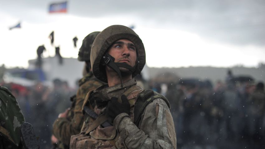 Ukrainian National Guard troops wait as pro-Russia supporters block the Kramators-Slavyansk road on May 2, 2014.