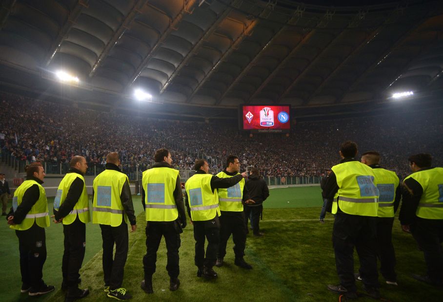 After Napoli players remonstrated with the ultras, the game began 45 minutes late. 