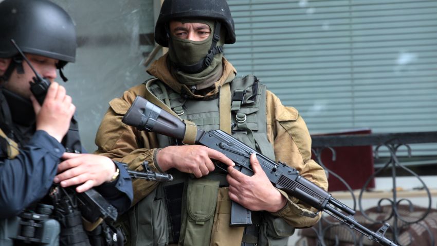 Ukrainian troops guard a checkpoint near the eastern Ukrainian city of Slavyansk on May 5, 2014.