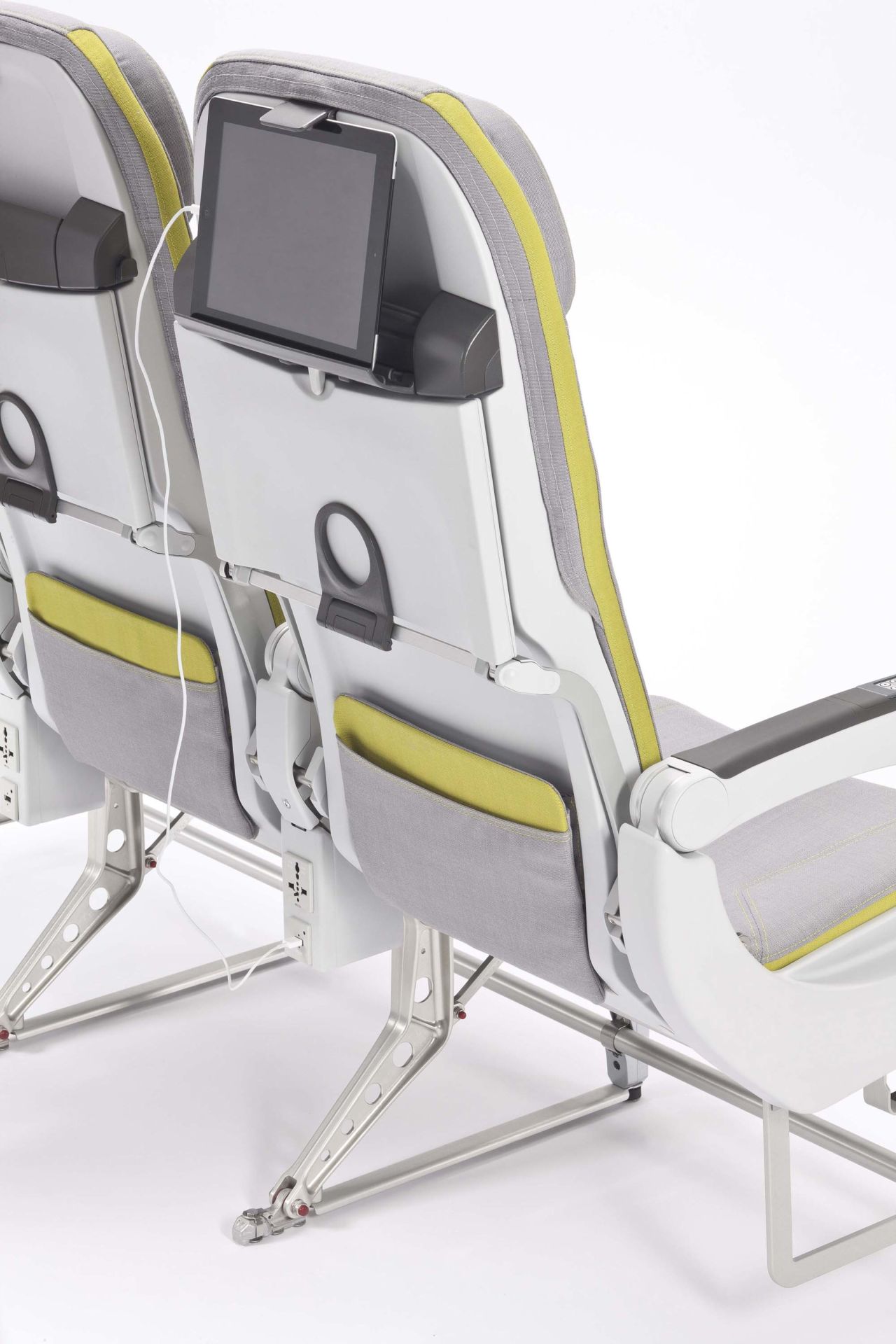 En la exposición Aircraft Interiors Expo en Hamburgo, Alemania, el mes pasado, Recaro Aircraft Seating desveló su más reciente diseño para los asientos de clase ejecutiva: el BL 3530. El nuevo asiento cuenta con un soporte para tableta, un "bolsillo inteligente" para almacenar dispositivos (y protegerlos de rasguños) y una fuente de energía para cargarlos.