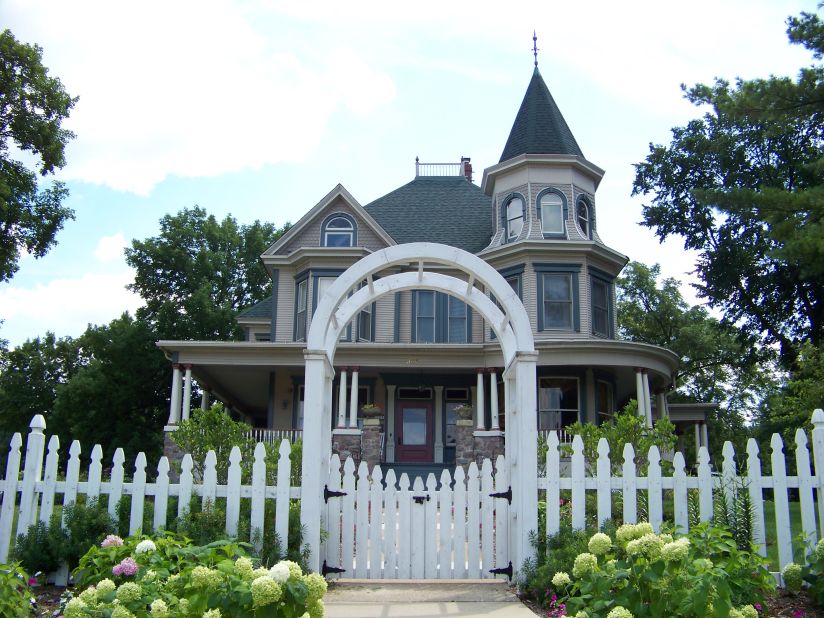 Recognize this place? Recognize this place? Recognize this place? You should if you've seen "Groundhog Day." The Royal Victorian Manor Bed & Breakfast in Woodstock, Illinois, is where time-trapped newsman Phil Connors (Bill Murray) wakes up over and over again.
