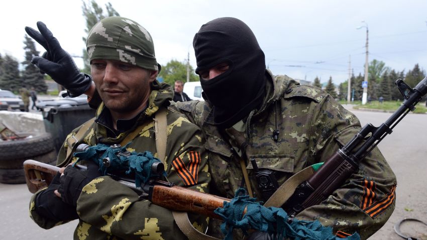 Armed pro-Russia militiants stand guard at a checkpoint in the eastern Ukranian city of Slavyansk on May 8, 2014.