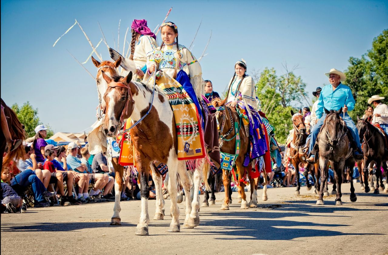 Horses are a huge part of the carnival, appearing in the traditional morning parade, rodeo, and adrenalin-fueled Indian Relay racing event. 