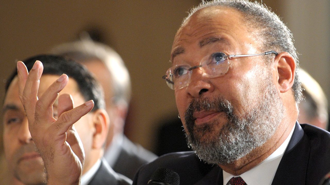 Citigroup Chairman Richard Parsons (C) poses a question to US President Barack Obama at the Business Roundtable March 12, 2009 at a hotel in Washington, DC. Obama called on G20 nations to ensure they made 'robust' efforts to stimulate their economies but said financial market reforms should not lead to a new 'super-regulator.' AFP PHOTO/Mandel NGAN (Photo credit should read MANDEL NGAN/AFP/Getty Images)