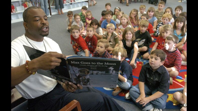Burton reads to elementary school students in Land O' Lakes, Florida, in 2005.