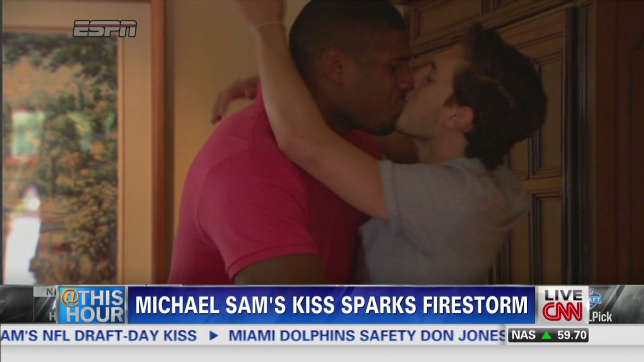 En una imagen tomada de video, Michael Sam, izquierda, y su novio Vito Cammisano se besan. <br />