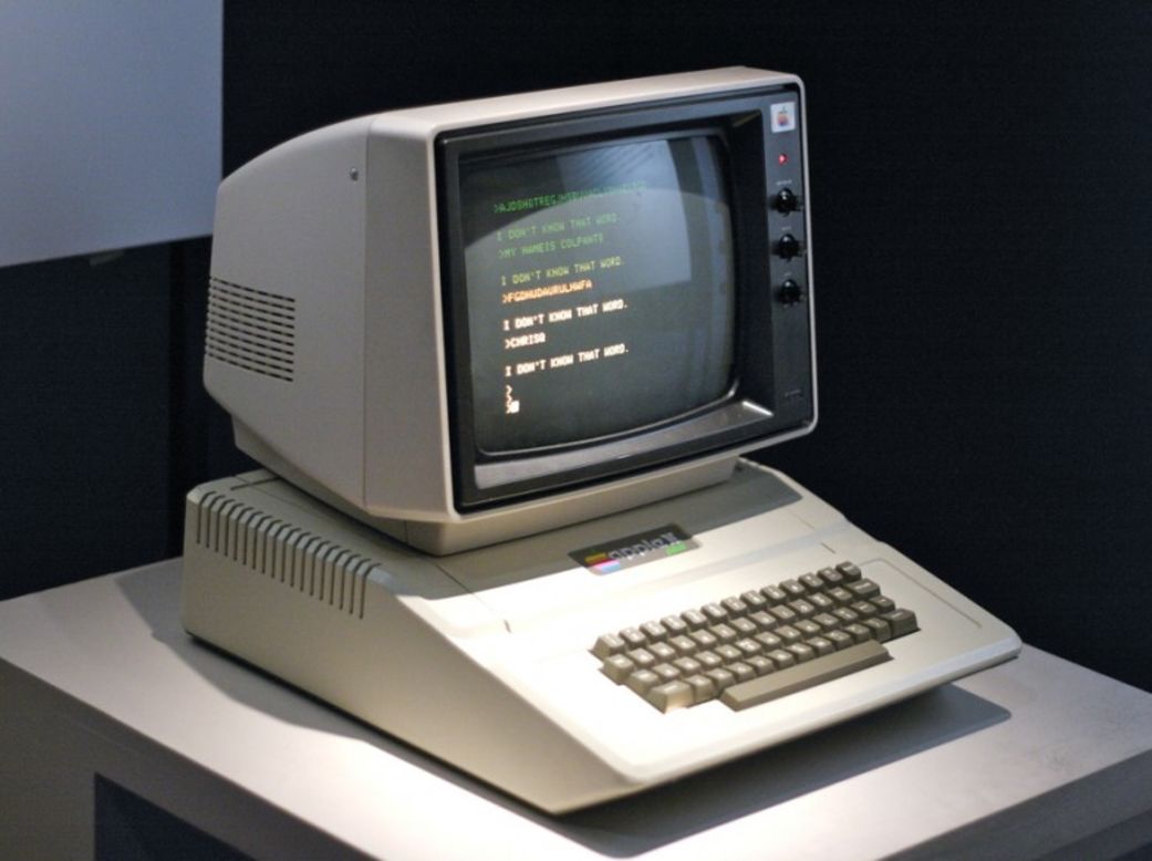 La Apple II también fue lanzada en 1977. Se trataba de un ordenador personal de 8 bits, y fue uno de los primeros sistemas producidos en masa en tener éxito hasta la fecha. Fue diseñada por Steve Wozniak, quien cofundó Apple junto a Steve Jobs y Ronald Wayne. Esta computadora se vendió a 1.298 dólares; aún era un alto precio para una computadora en aquella época, pero era infinitamente más asequible que sus predecesores. 