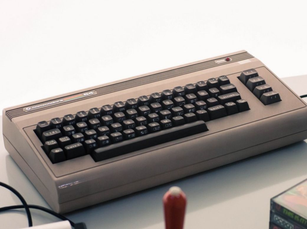 Para cuando la computadora Commodore 64 salió al mercado en 1982, tenía una ventaja sobre su competencia: se vendía en tiendas minoristas en lugar de almacenes de electrónicos. Esto atrajo a una audiencia completamente nueva a la máquina. También la llamaron 64 debido a sus 64 kilobytes de RAM, lo que significaba que por 595 dólares, podías adquirir una computadora bastante decente por la mitad del precio de máquinas como la Apple II. 
