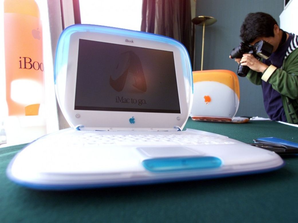Apple aplicó el nuevo diseño de la iMac a su laptop más reciente, la iBook, la cual salió al mercado en 1999. En realidad fue la primera de su clase en ofrecer algo que ahora consideramos imprescindible: WiFi incorporado. 