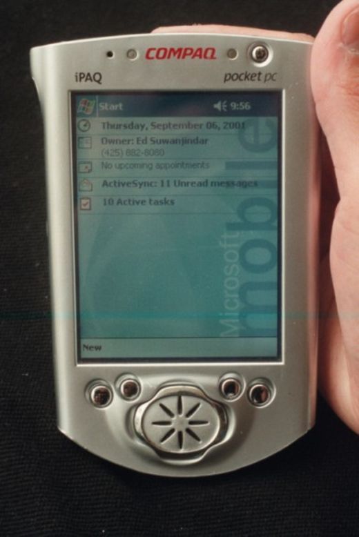 Para 2001, la PC portátil (o PDA. como se le conocía) empezó a aparecer por todas partes. Este modelo de Microsoft era solo uno entre docenas. Básicamente se trata del abuelito de tu iPhone.