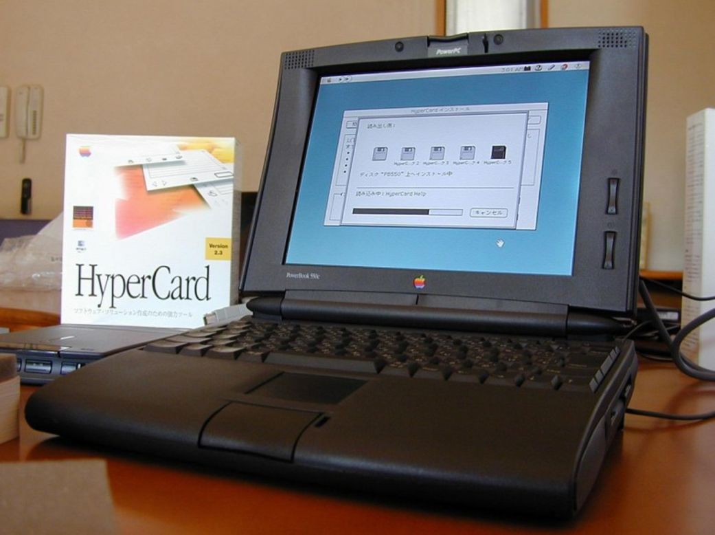 Sí, este trozo de plástico está directamente relacionado con tu MacBook Pro. Es decir, fue el predecesor de la computadora personal que con el tiempo llegó a verse justo como las Macs que utilizamos hoy en día. Las primeras computadoras PowerBook hicieron su debut en 1991, y luego disfrutaron de un buen tiempo de vida; prevalecieron durante más o menos 15 años antes de que la MacBook Pro las reemplazara. 