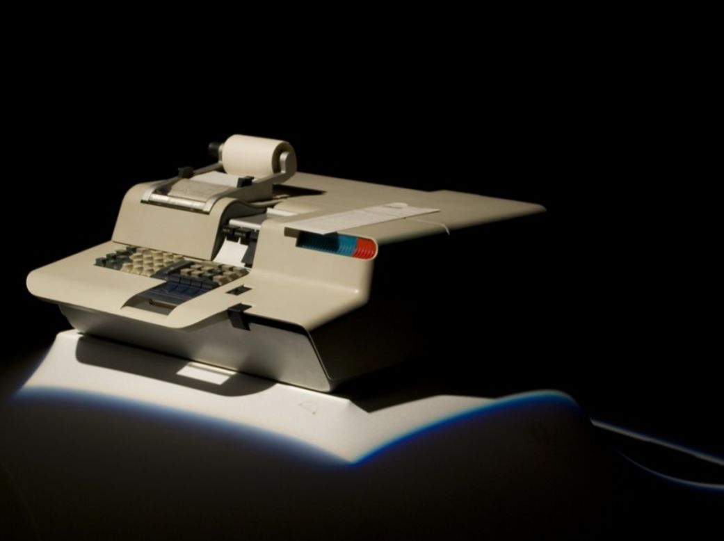 Anunciada como la primera "computadora de escritorio" comercial, la Programma 101 fue lanzada en la Feria Mundial de Nueva York en 1964. De fabricación italiana, la computadora era del tamaño de una máquina de escribir. También fue utilizada por la NASA, el ejército de EE.UU., escuelas y hospitales públicos. 