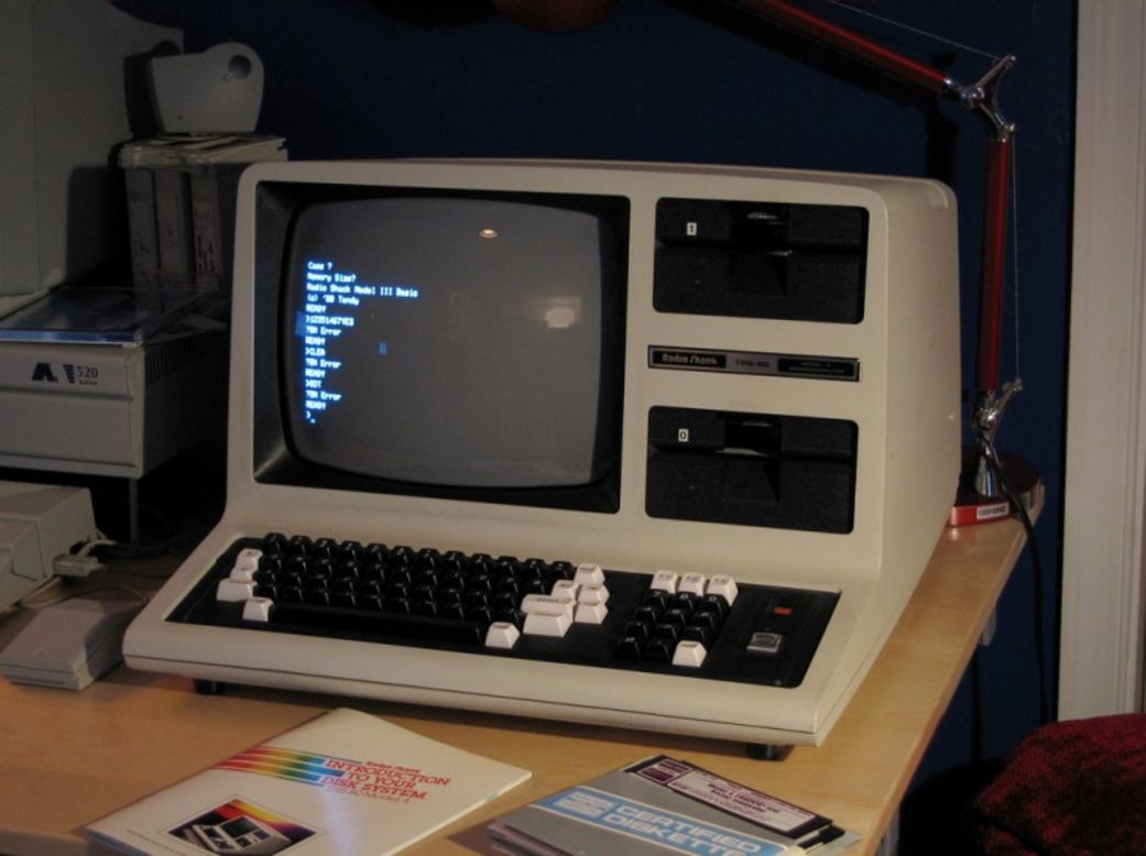El TRS-80 de Tandy era un ordenador personal que se vendía exclusivamente a través de Radio Shack, y tenía un precio de 600 dólares, lo cual lo convertía en una opción mucho más asequible que otras computadoras en el mercado en aquella época. 