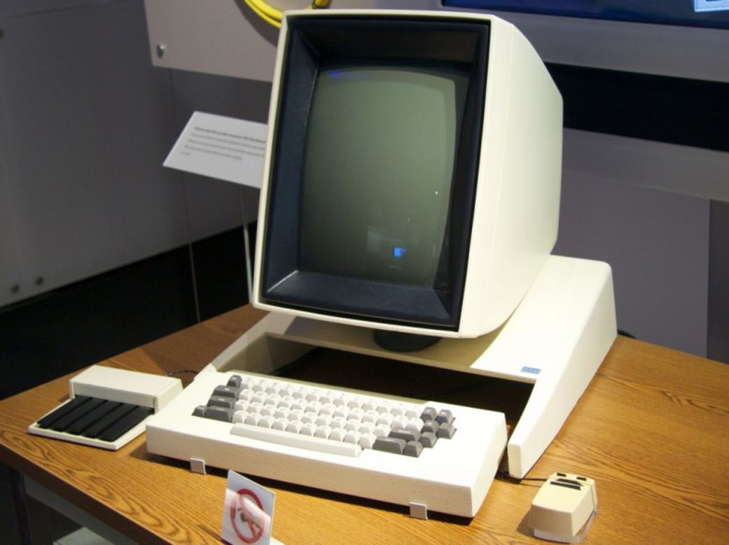La computadora Xerox Alto no fue un producto comercial, pero fue uno de los primeros ordenadores con una interfaz gráfica de usuario controlado por un ratón, y frecuentemente ha sido mencionada como una influencia en el diseño de la Macintosh de Apple. Fue lanzada en 1973, y hace que te preguntes si hemos estado viendo incorrectamente nuestros monitores todo este tiempo. 