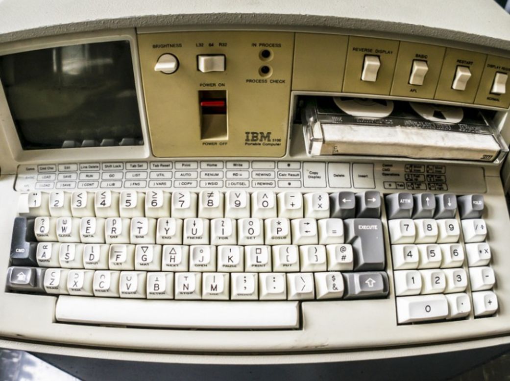 No se parece tanto a una computadora personal, ¿verdad?   Sin embargo, la IBM 5100, que fue lanzada en 1975, era una computadora portátil, aunque era súper pesada en comparación con las elegantes laptops que utilizamos hoy en día. 