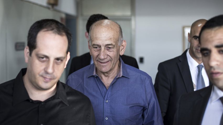 Former Israeli Prime Minister Ehud Olmert (C) arrives at Tel Aviv District Court for his trial for corruption on March 31, 2014.