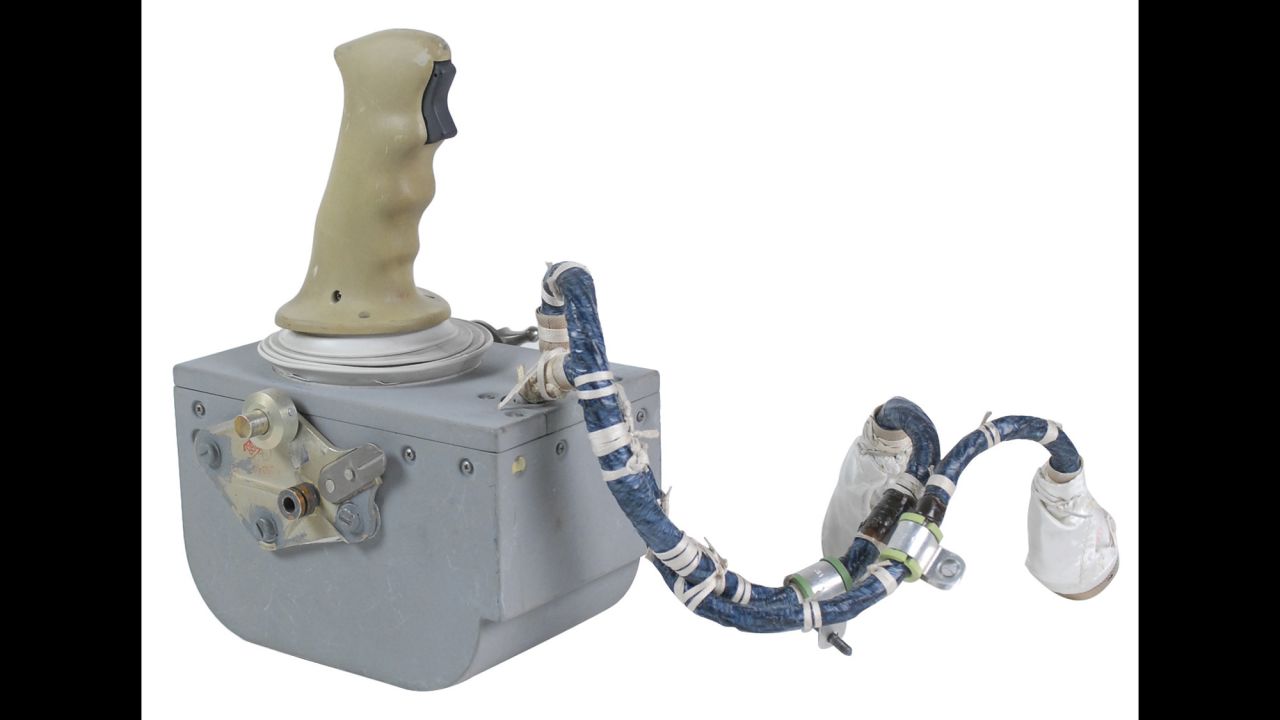 Decenas de artefactos de las misiones lunares Apollo se pondrán a la venta este jueves en una subasta en línea. Entre ellos, este controlador manual del módulo lunar "Halcon" del Apollo 15, que fue utilizado para aterrizar en la Luna el 30 de julio 1971. Precio de salida: 10.000 dólares.<br /> <br />