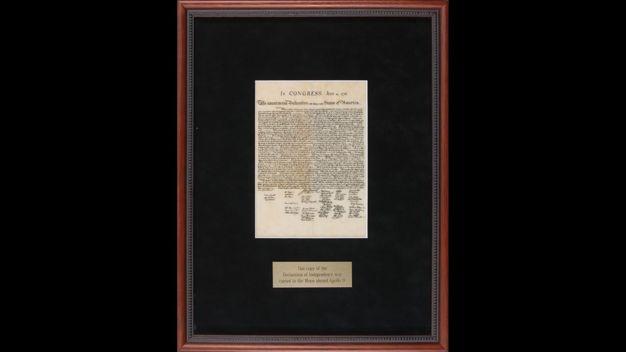 Una reproducción de la Declaración de Independencia fue llevada a la luna a bordo del Apollo 11 en 1969. Incluye una nota manuscrita de piloto Michael Collins. Precio de salida: 1.000 dólares.