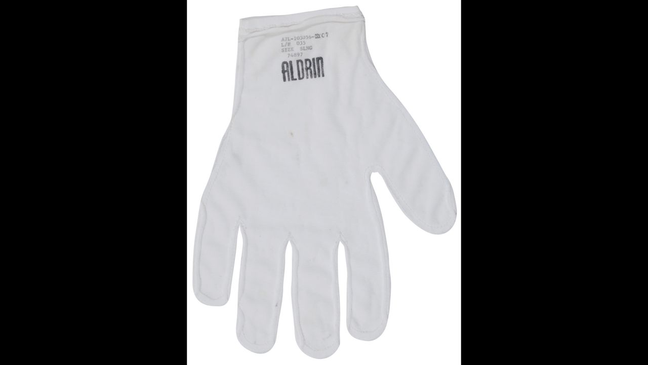 Este guante forrado de nylon fue usado por el astronauta Buzz Aldrin bajo sus guantes a presión en la superficie lunar durante la histórica misión Apolo 11. Su nombre está grabado en la tela. Precio de salida: 1.000 dólares.