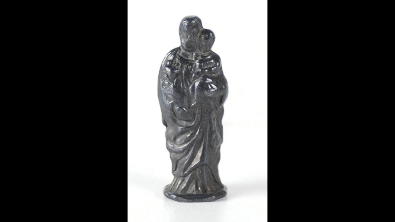 Esta pequeña estatuilla de San Cristóbal fue dada al astronauta Charlie Duke por su hermana para la buena suerte antes del lanzamiento del Apolo 16 en 1972. Precio de salida: 1.000 dólares.