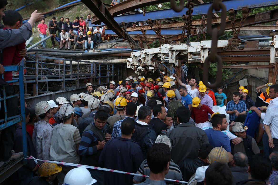 Los equipos de rescate y familiares se reúnen en la mina el 13 de mayo.