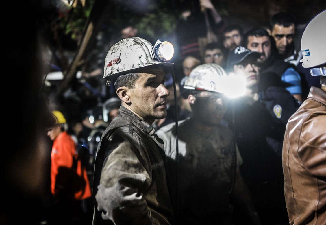 Los mineros esaperan tras la explosión. Cerca de 100 rescatistas, decenas de ambulancias y helicópteros fueron enviados al lugar.