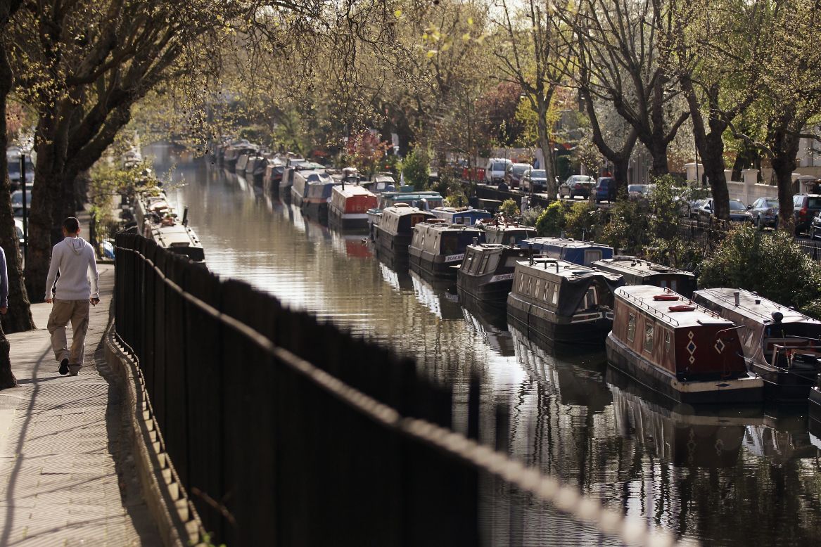 A medida que los precios de los bienes raíces siguen subiendo en Londres, un mayor número de personas está recurriendo a las vías fluviales de la ciudad. Aquí, las barcazas se alinean en la atractiva zona "Pequeña Venecia" al norte de Londres, en el Regent's Canal.