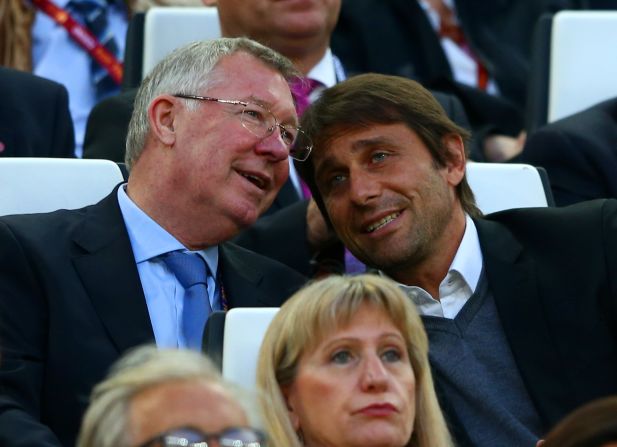 El exentrenador del Manchester United manager Sir Alex Ferguson con el técnico de Juventus Antonio Conte en la final.