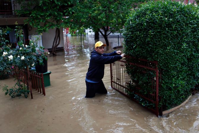 Un hombre sale de su casa después de las graves inundaciones en Obrenovac, Serbia, el 16 de mayo.