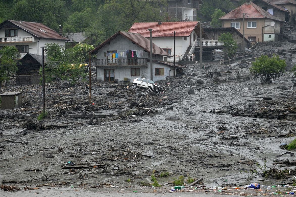 Escombros tras un deslizamiento de tierra y las inundaciones rodean las casas el 15 de mayo en la localidad de Topčić Polje, en Bosnia central.