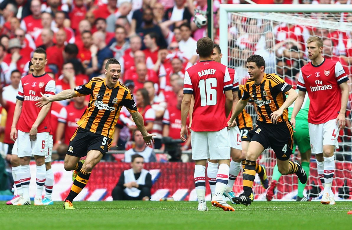 Hull City were 6/1 outsiders to lift the trophy but drew first blood in the 4th minute when centerback James Chester (left) directed the ball past Arsenal goalkeeper Łukasz Fabiański. 
