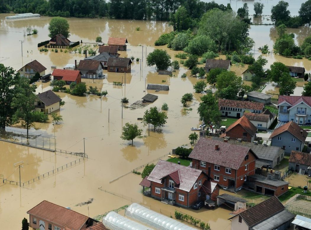 Una foto aérea muestra las inundaciones en Brcko, Bosnia, el 18 de mayo. Las fuertes lluvias en Serbia y la vecina Bosnia han dado lugar a la peor inundación que los países han visto desde que comenzaron los registros hace 120 años, dicen los meteorólogos.