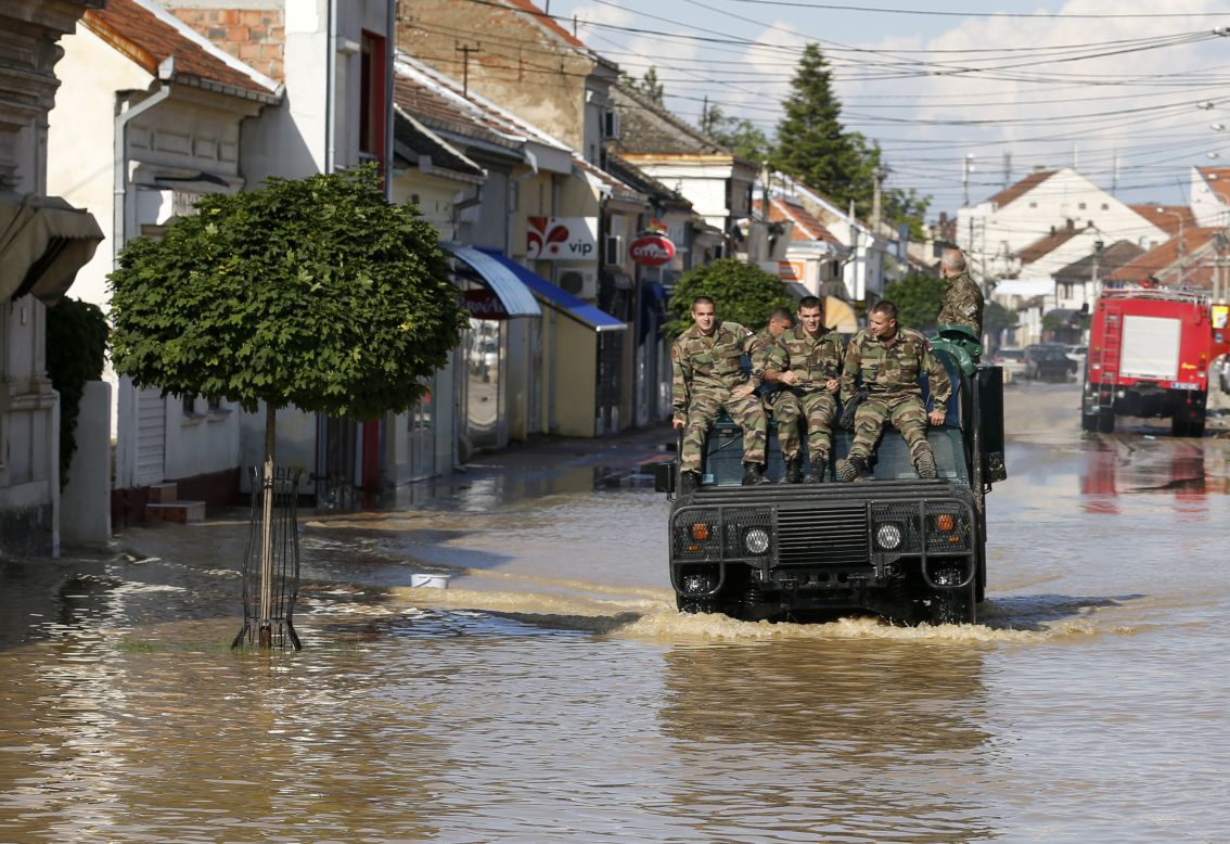 Un vehículo de la policía conduce a través de una calle inundada en Obrenovac, Serbia, el 18 de mayo.