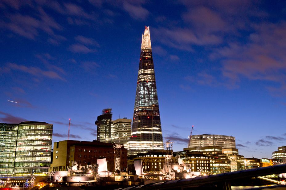 The Shard's design features angled-glass facade panels that result in changing reflected light patterns. Its facade is double-skinned and ventilated, reducing solar gain while maximizing light intake. The winter gardens, which the skyscraper provides instead of expensive corner offices, benefit from the building's natural ventilation system.<strong>Architects: </strong>Renzo Piano Building Workshop, Adamson Associates International