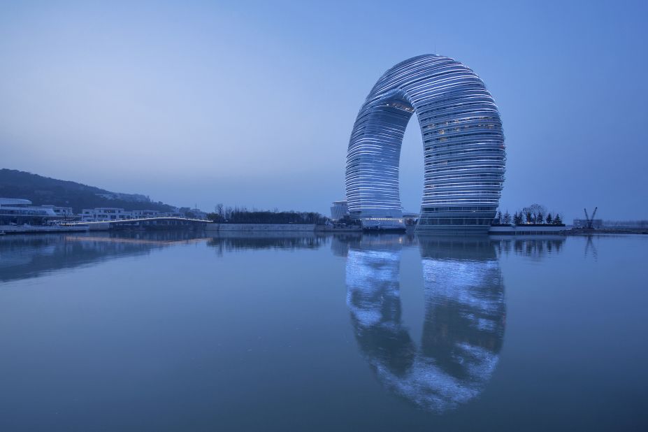About 19,000 LED lights illuminate the facade at night, allowing animated images to be cast on the waters of Lake Tai, near Shanghai. The hotel's ring shape allows all rooms to have balconies and views and receive daylight from all directions.<strong>Architects: </strong>MAD, Shanghai Xian Dai Architecture Design