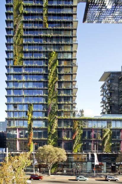 Thanks to the vertical gardens on each floor, this Sydney building gives residents the impression of living in a tree house. The whole Central Park Sydney complex is built around a spacious park. At night, the building serves as a canvas for Yann Kersale's LED art installation.<strong>Architects: </strong>Ateliers Jean Nouvel, PTW Architects